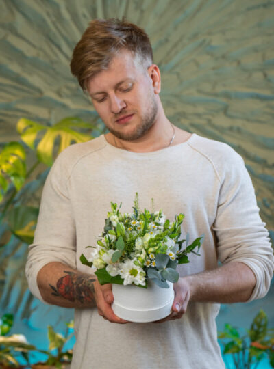 Malý bílý flowerbox